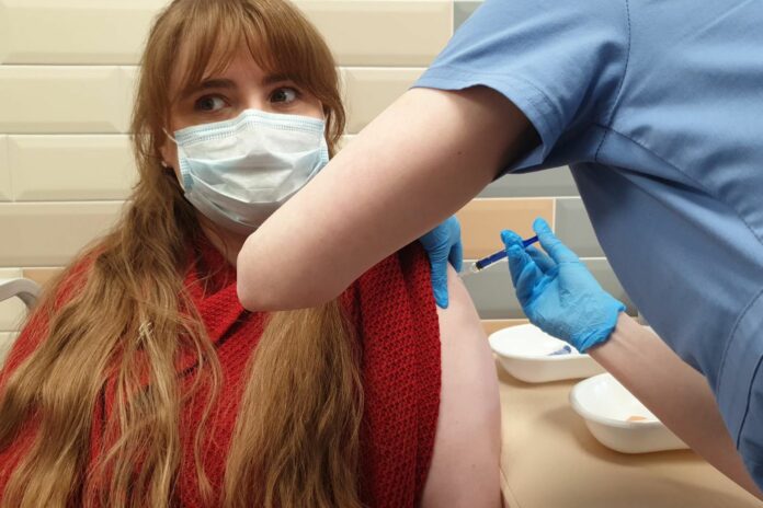 Исландка Хильдур Сиф на вакцинации в Санкт-Петербурге. Фото / Aðsend