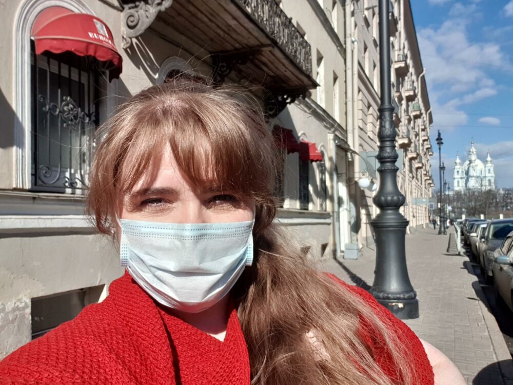 Исландка Хильдур Сиф в маске на улице в Санкт-Петербурге. Фото / Aðsend