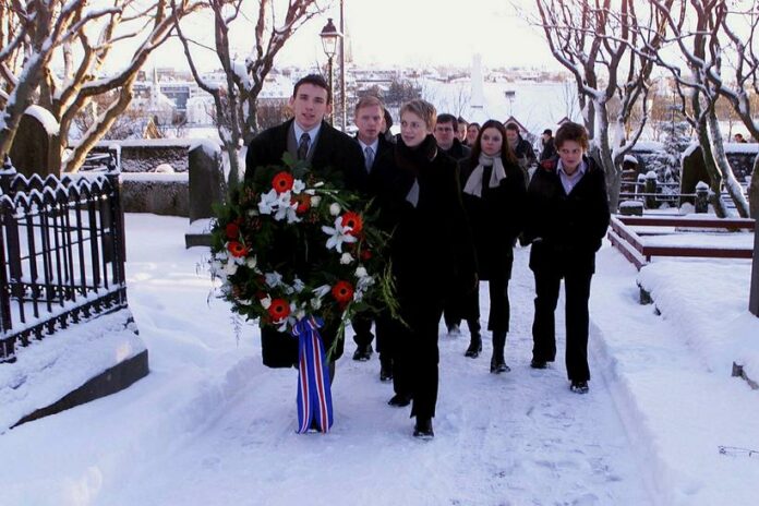 Исландские студенты возлагают венок к могиле Йона Сигудссона, отца движения за независимость Исландии, 1 декабря 2015 года. Фото: Джим Смарт