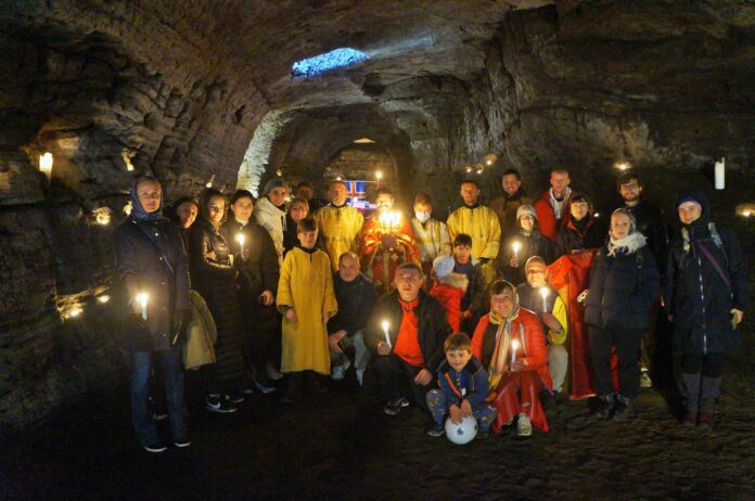 Прихожане на литургии в пещерах Хеклы - месте поселения первых католических монахов в Исландии в VIII в.н.э