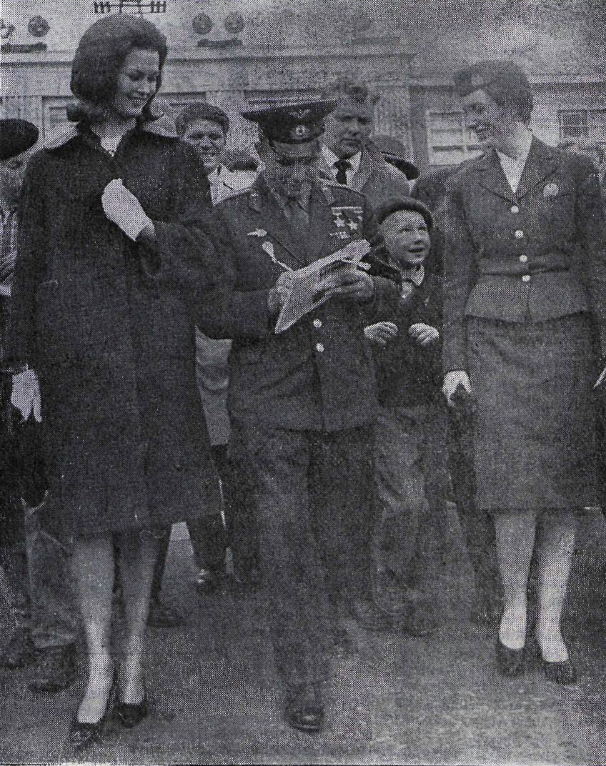 Мисс Исландии 1961 г. Мариея Гудмундсдоттир, слева, 25 июля 1961 г. встречал первого космонавта Земли Ю.А.Гагарина в аэропорту «Кефлавик».Фото: газета "Vísir"