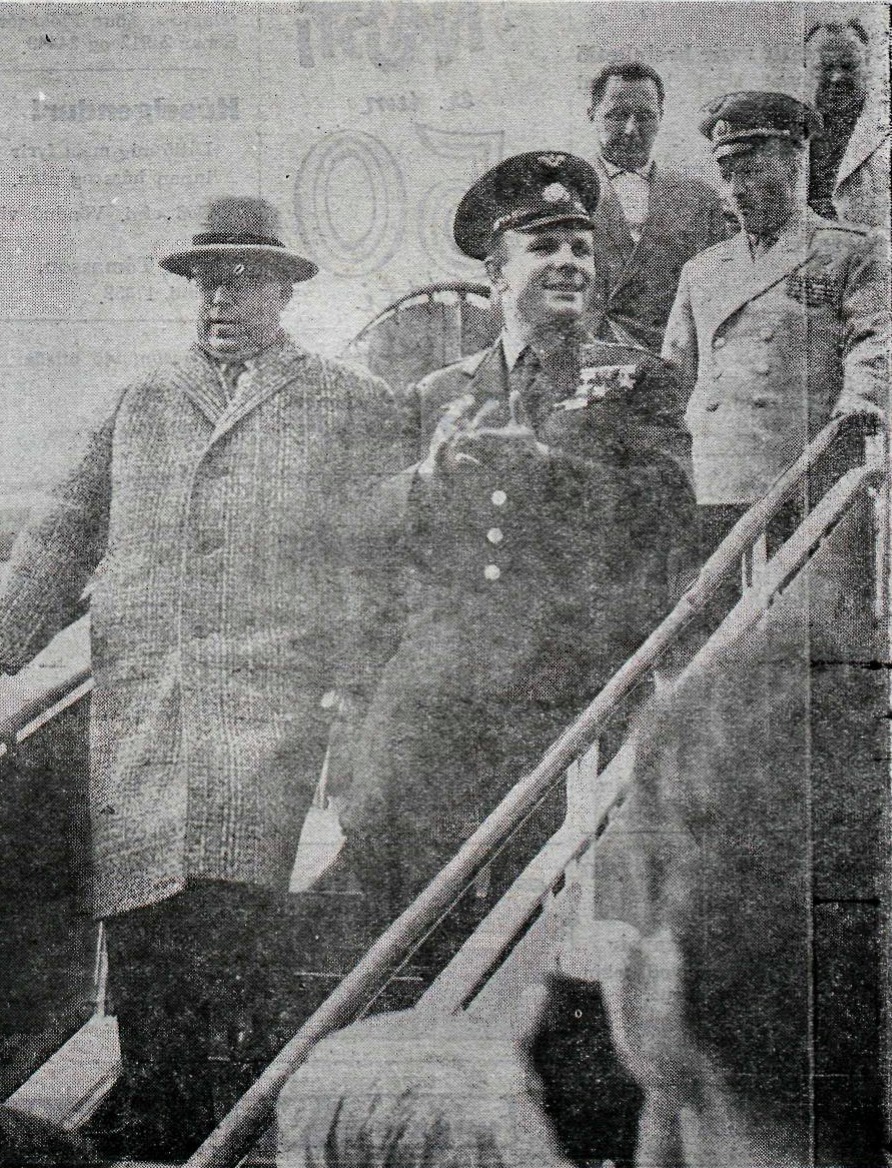 25 июля 1961 г. , встреча первого космонавта земли ю. А. Гагарина в аэропорту «кефлавик». Фото: газета "vísir"
