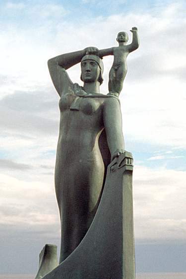 Статуя гудридур торбьярнардоттир и ее сына снорри торфиннссона, расположенная в glaumbær